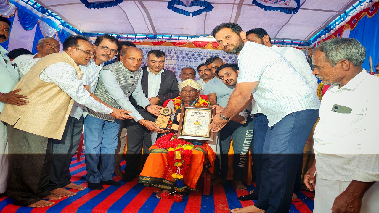 Tumkur (Chikkanayakanahalli) News: ಹಂದನಕೆರೆ ಗುರುಗಿರಿಸಿದ್ದೇಶ್ವರ ಮಠದ ರುದ್ರರಾಧ್ಯರಿಗೆ ಕರ್ನಾಟಕ ರತ್ನ ಪ್ರಶಸ್ತಿ ಪ್ರದಾನ