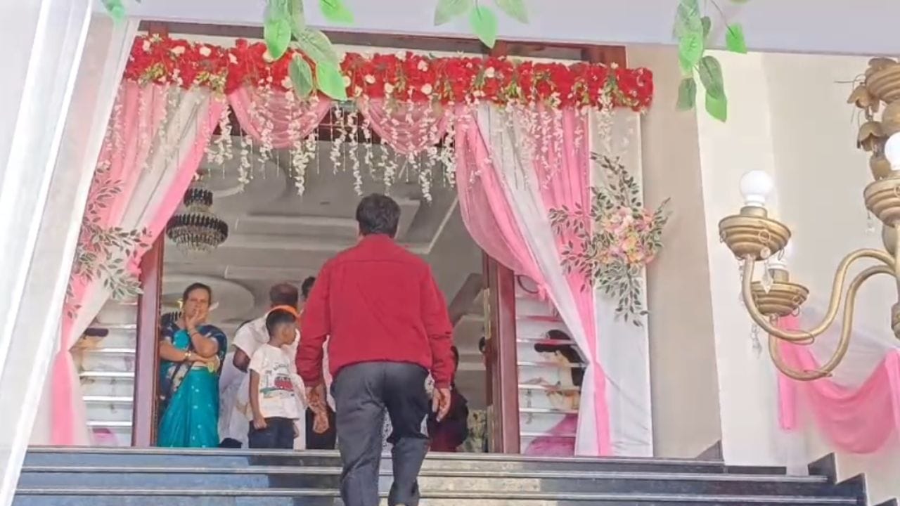 Chikkamagaluru News: ಪ್ರೀತಿಸಿದವಳಿಗೆ ಕೈಕೊಟ್ಟು ಬೇರೊಬ್ಬರ ಜೊತೆ ಮದುವೆ; ಕಲ್ಯಾಣ ಮಂಟಪಕ್ಕೆ ನುಗ್ಗಿ ಯುವತಿ ರಂಪಾಟ