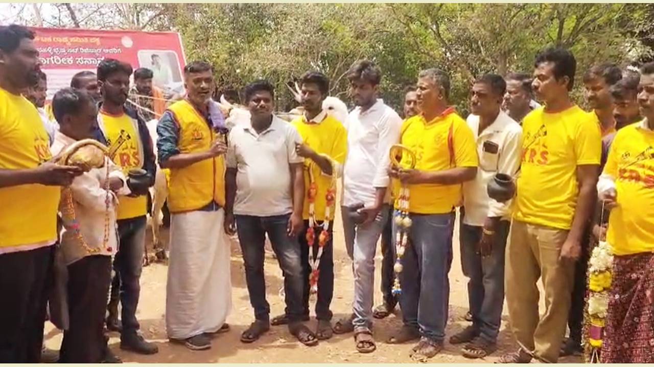 ಲಂಚ ಕೇಳಿದ ಅಧಿಕಾರಿಯ ಟೇಬಲ್ ಮೇಲೆ ಚಿಲ್ಲರೆ ಸುರಿದು, ಸನ್ಮಾನ