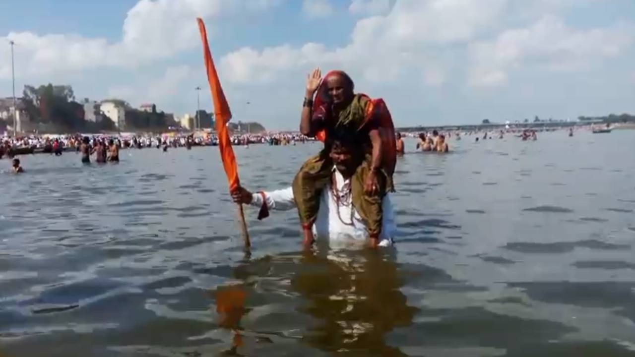 ಶತಾಯುಷಿ ತಾಯಿಯನ್ನು ಹೆಗಲ ಮೇಲೆ ಹೊತ್ತು ವಿಠ್ಠಲನ ದರ್ಶನ ಮಾಡಿಸಿದ ಮಗ!