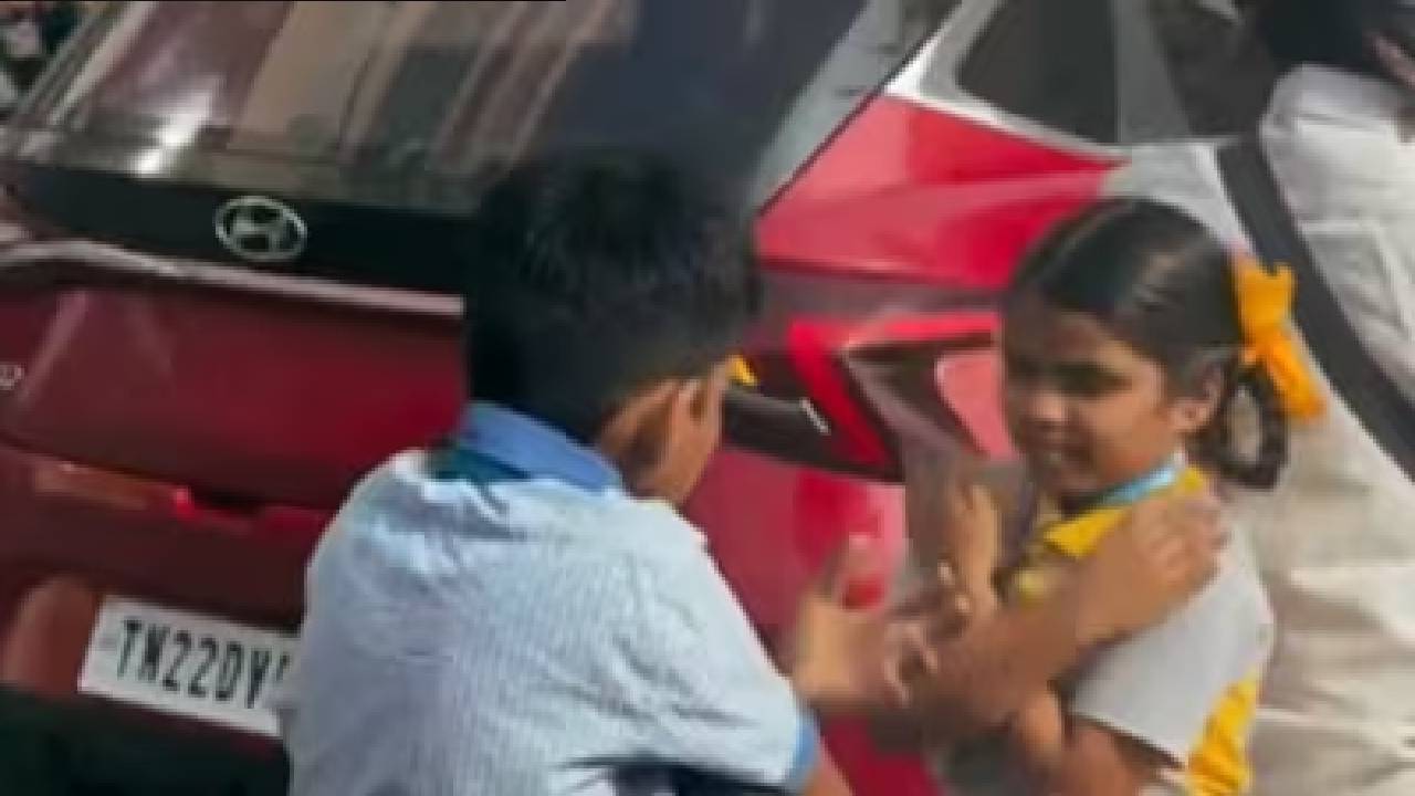 ಬೈಕ್ ನಲ್ಲಿ ಹಿಮ್ಮುಖವಾಗಿ ಕೂತು ತಂದೆಯೊಂದಿಗೆ ಪ್ರಯಾಣಿಸಿದ ಮಕ್ಕಳು!