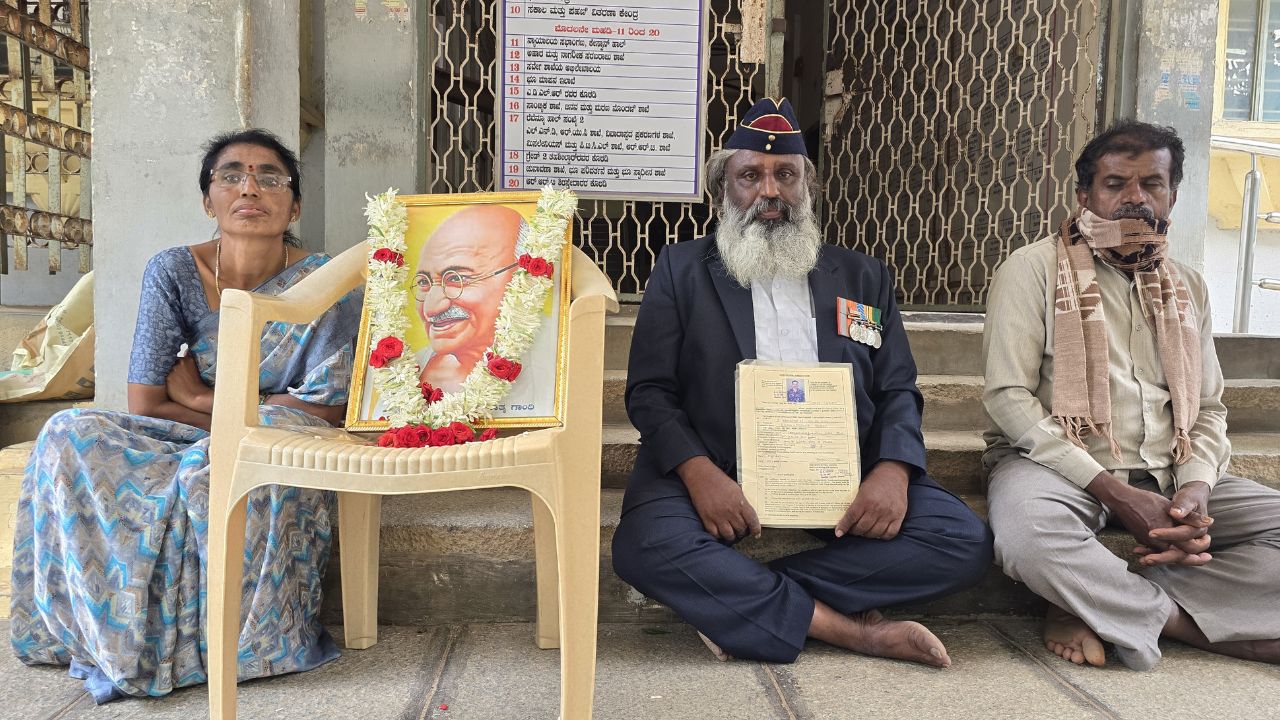 Chintamani News: 26 ವರ್ಷದಿಂದ ಜಮೀನಿಗಾಗಿ ಹೋರಾಟ; ಕಾರ್ಗಿಲ್ ವಿಜಯ ದಿವಸದಂದು ಉಪವಾಸ ಸತ್ಯಾಗ್ರಹ ಕುಳಿತ ಮಾಜಿ ಸೈನಿಕ
