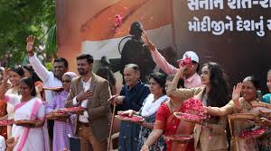 ಪ್ರಧಾನಿ ಮೋದಿ ರೋಡ್ ಶೋನಲ್ಲಿ ಕರ್ನಲ್ ಸೋಫಿಯಾ ಖುರೇಷಿ ಕುಟುಂಬ ಭಾಗಿ