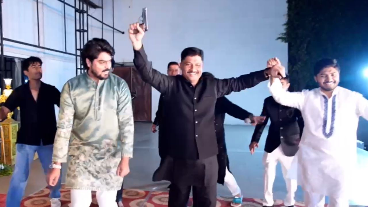 ಮದುವೆಯಲ್ಲಿ ಗನ್ ಹಿಡಿದು ‘ಧುರಂಧರ್’ ಹಾಡಿಗೆ ಡ್ಯಾನ್ಸ್ ಮಾಡಿದ ಶಾಸಕ ಎಂ.ವೈ. ಪಾಟೀಲ್ ಆಪ್ತ; ವಿಡಿಯೊ ವೈರಲ್‌