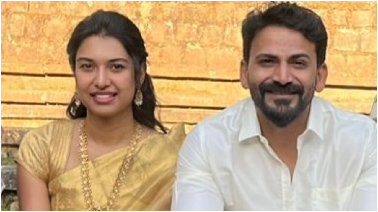 Photos: ಮೊದಲನೇ ಮದುವೆ ವಾರ್ಷಿಕೋತ್ಸವದ ಸಂಭ್ರಮದಲ್ಲಿ ಡಾಲಿ ಧನಂಜಯ ದಂಪತಿ; ಇಲ್ಲಿವೆ ಅಪರೂಪದ ಫೋಟೋಗಳು - Image 1