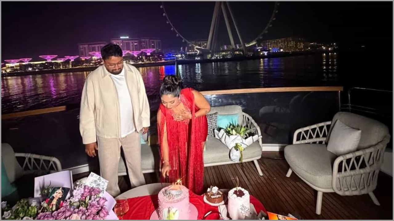 Photos: ದುಬೈನಲ್ಲಿ ಅದ್ದೂರಿಯಾಗಿ ಹುಟ್ಟುಹಬ್ಬ ಆಚರಿಸಿಕೊಂಡ ನಟಿ ದೀಪಿಕಾ ದಾಸ್; ಪತ್ನಿಗೆ ದುಬಾರಿ ಉಡುಗೊರೆ ನೀಡಿದ ಪತಿ ದೀಪಕ್ - Image 5