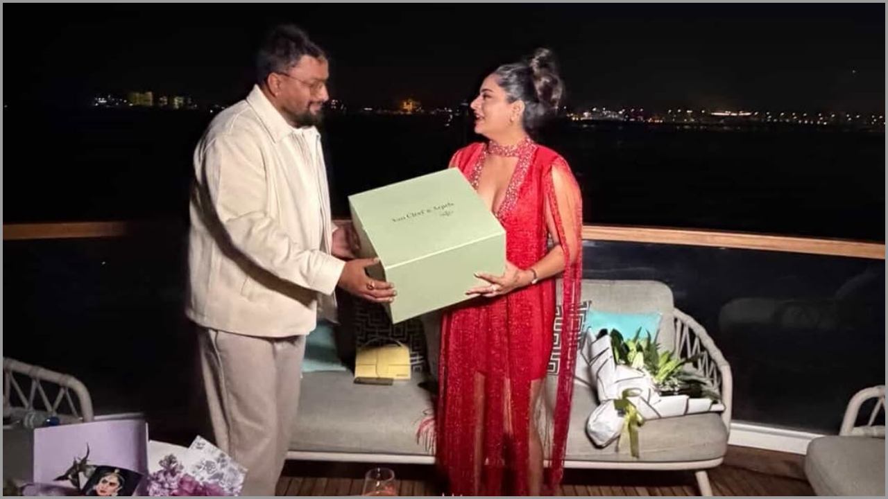 Photos: ದುಬೈನಲ್ಲಿ ಅದ್ದೂರಿಯಾಗಿ ಹುಟ್ಟುಹಬ್ಬ ಆಚರಿಸಿಕೊಂಡ ನಟಿ ದೀಪಿಕಾ ದಾಸ್; ಪತ್ನಿಗೆ ದುಬಾರಿ ಉಡುಗೊರೆ ನೀಡಿದ ಪತಿ ದೀಪಕ್ - Image 6