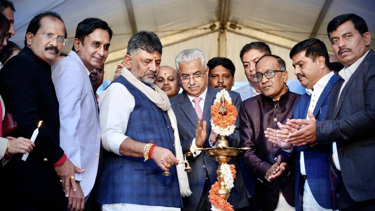 DK Shivakumar: ಎಲ್ಲಾ ಅಭಿವೃದ್ಧಿ ಕೆಲಸಗಳಿಗೆ ಆಕ್ಷೇಪಣೆ ಸಲ್ಲಿಸಿ ಕೋರ್ಟ್ ತಡೆಯಾಜ್ಞೆ ತರಲಾಗುತ್ತಿದೆ: ಡಿಕೆಶಿ ಬೇಸರ