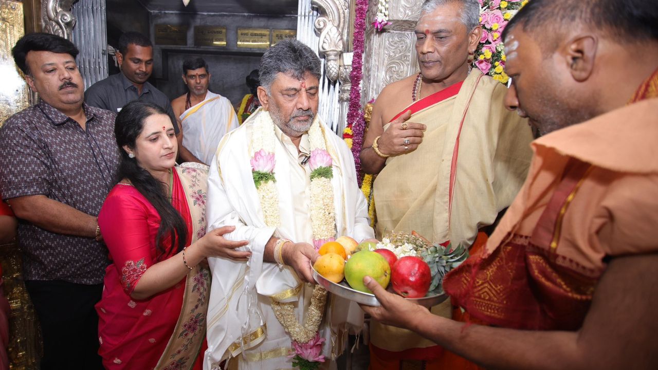 DK Shivakumar: ಚಾಮುಂಡಿ ಬೆಟ್ಟಕ್ಕೆ ಭೇಟಿ; ನನಗೆ ಏನು ಬೇಕೋ ಅದನ್ನು ಪ್ರಾರ್ಥನೆ ಮಾಡಿದ್ದೇನೆ ಎಂದ ಡಿಕೆಶಿ