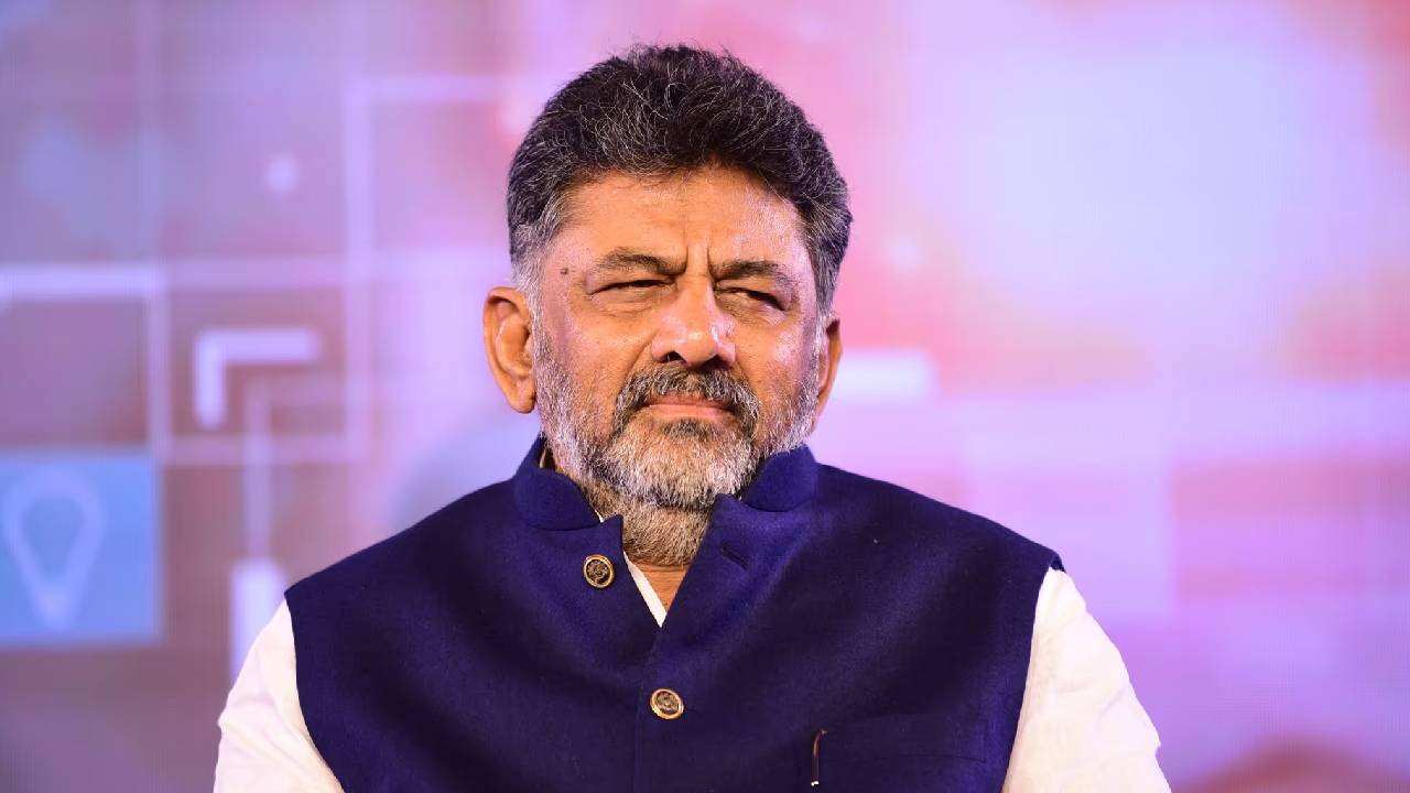 ಐಪಿಎಲ್ ವಿಜಯೋತ್ಸವದ ವೇಳೆ ಅಭಿಮಾನಿಗೆ ಹೊಡೆದ ಡಿಕೆಶಿ