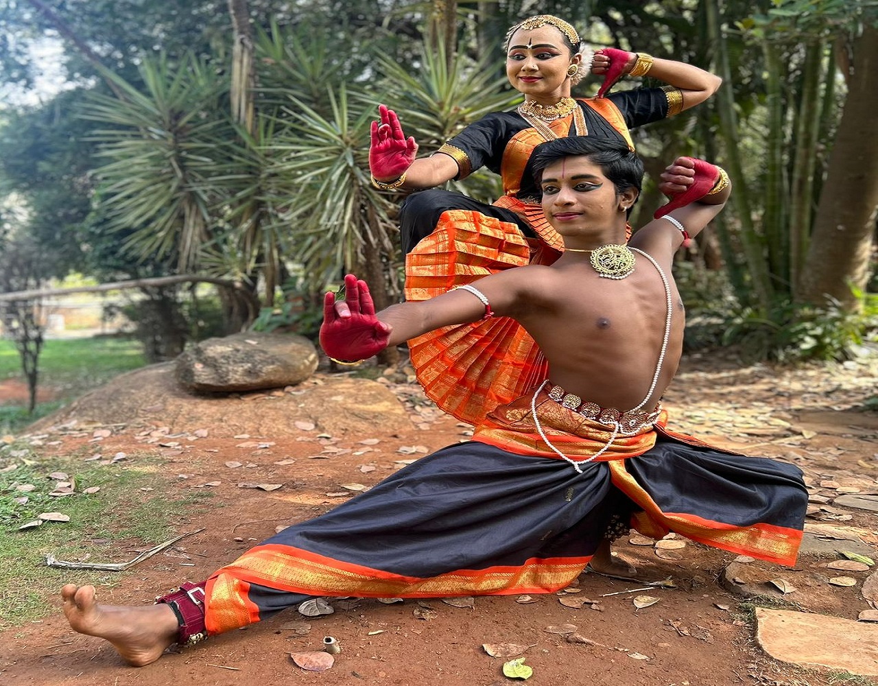 ನೃತ್ಯಕಲಾವಿದ ಜೆ. ಮನು ಮತ್ತು ಲಿಖಿತಾ ಜೋಡಿಯಿಂದ ನೃತ್ಯ ಪ್ರದರ್ಶನ