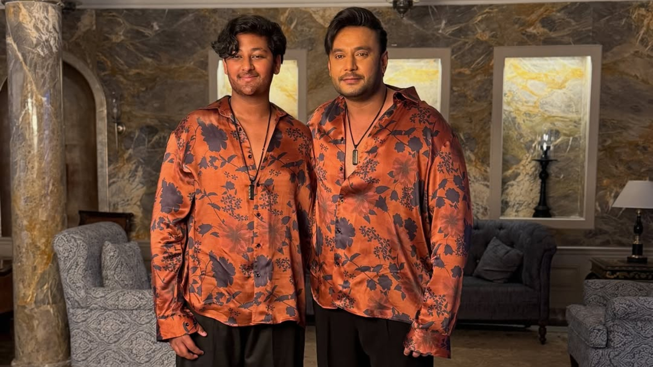 Darshan: ಥೇಟ್ ‌ಅಪ್ಪನಂತೆಯೇ ಮಿಂಚಿದ ವಿನೀಶ್;‌ ʻದಿ ಡೆವಿಲ್‌ʼ ಸಿನಿಮಾದ ಮೇಕಿಂಗ್‌ ಫೋಟೋಗಳನ್ನು ಕಂಡು ʻಡಿ ಬಾಸ್‌ʼ ಫ್ಯಾನ್ಸ್‌ಗೆ ಖುಷಿಯೋ ಖುಷಿ - Image 1