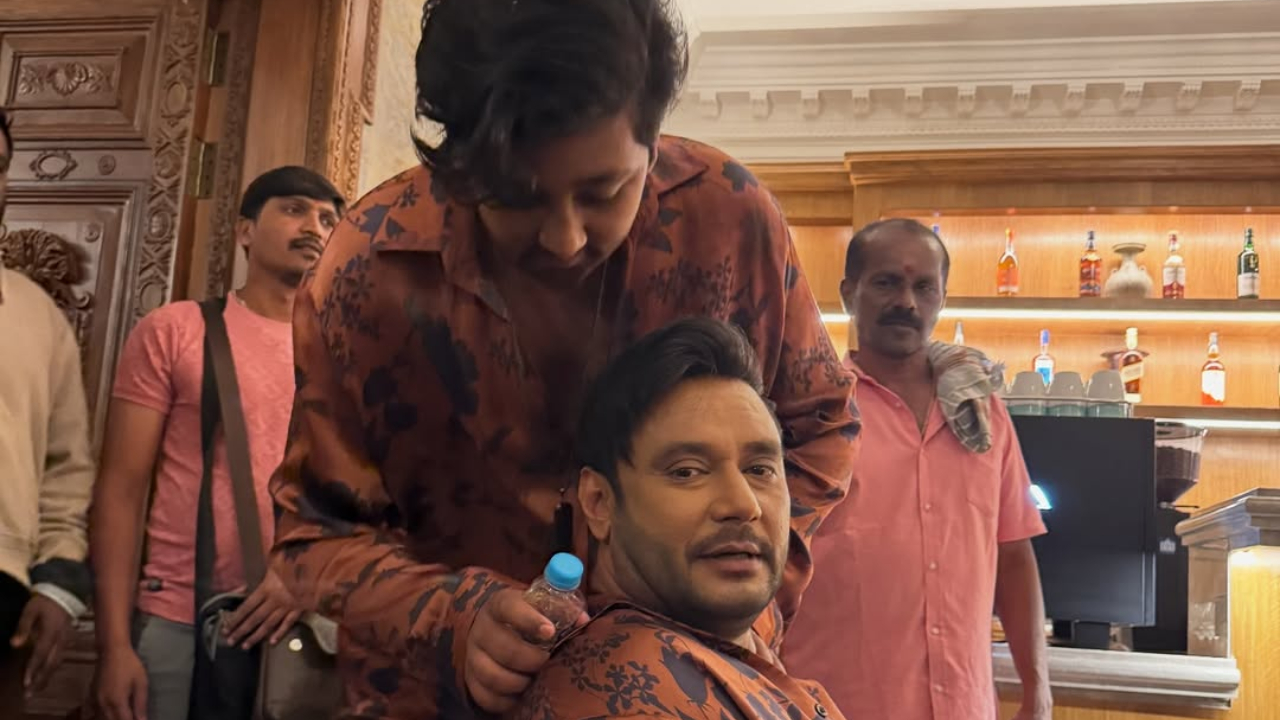 Darshan: ಥೇಟ್ ‌ಅಪ್ಪನಂತೆಯೇ ಮಿಂಚಿದ ವಿನೀಶ್;‌ ʻದಿ ಡೆವಿಲ್‌ʼ ಸಿನಿಮಾದ ಮೇಕಿಂಗ್‌ ಫೋಟೋಗಳನ್ನು ಕಂಡು ʻಡಿ ಬಾಸ್‌ʼ ಫ್ಯಾನ್ಸ್‌ಗೆ ಖುಷಿಯೋ ಖುಷಿ - Image 4