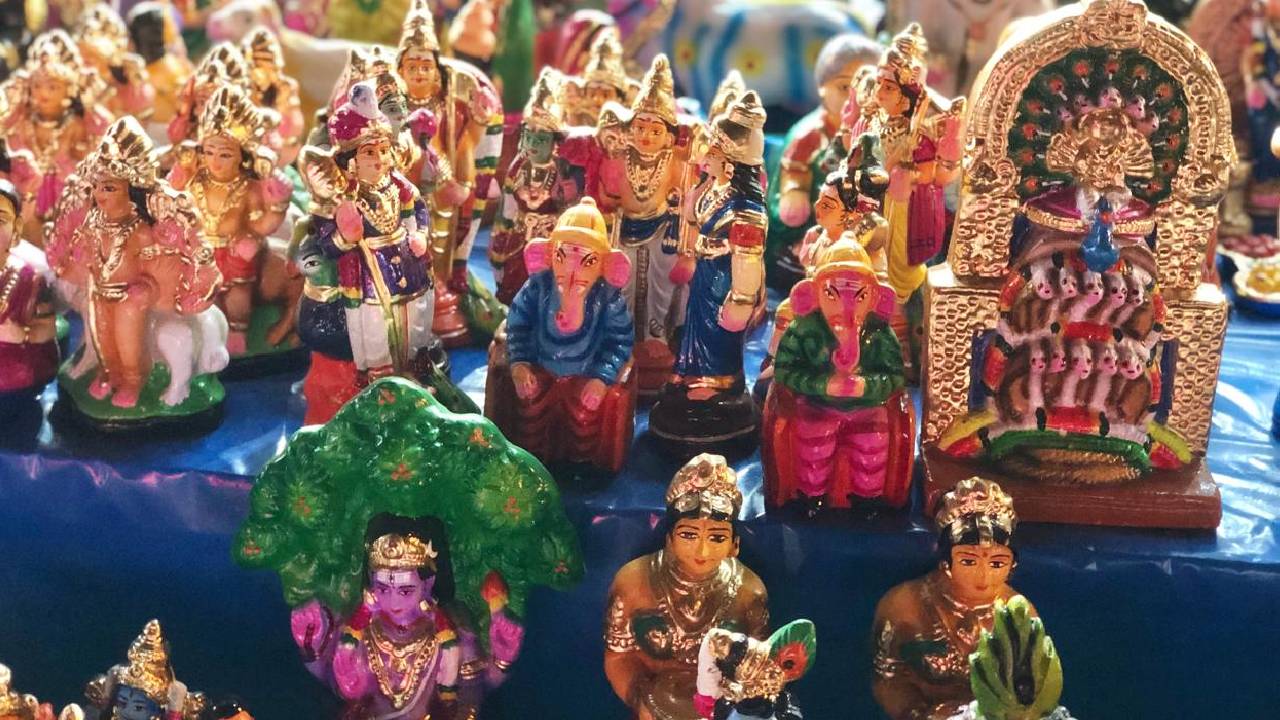 Dasara Shopping Trend 2025: ಮಾರುಕಟ್ಟೆಗೆ ಮರಳಿದ ದಸರಾ ಗೊಂಬೆಗಳು