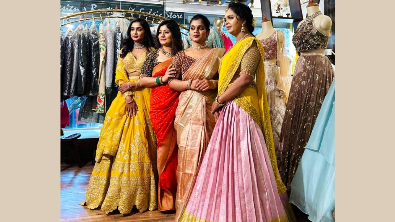 Deepavali Fashion 2025: ದೀಪಾವಳಿ ಸೀಸನ್ನಲ್ಲಿ ಟ್ರೆಂಡಿಯಾದ ಗ್ರ್ಯಾಂಡ್ ಫ್ಯಾಷನ್ವೇರ್ಸ್ - Image 4