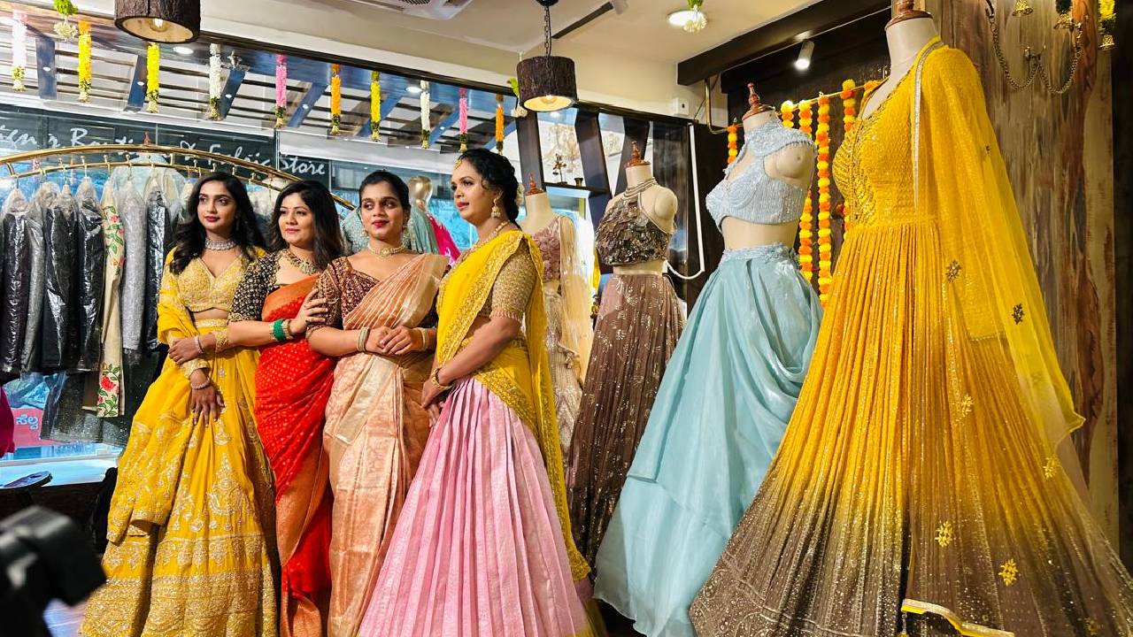Deepavali Fashion 2025: ದೀಪಾವಳಿ ಸೀಸನ್‌ನಲ್ಲಿ ಟ್ರೆಂಡಿಯಾದ ಗ್ರ್ಯಾಂಡ್ ಫ್ಯಾಷನ್‌ವೇರ್ಸ್