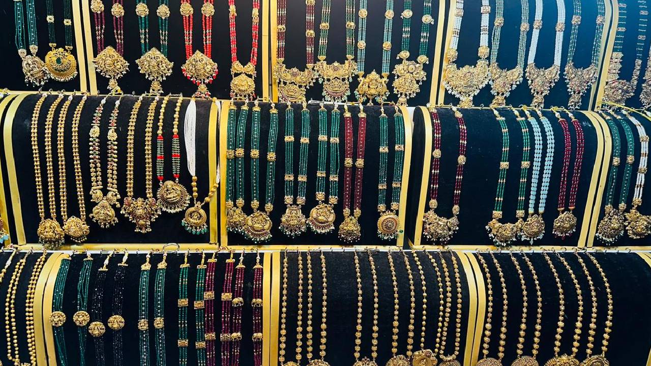 Deepavali Jewel Fashion 2025: ದೀಪಾವಳಿ ಸೀಸನ್ನಲ್ಲಿ ಬೇಡಿಕೆ ಹೆಚ್ಚಿಸಿಕೊಂಡ ಆಭರಣಗಳು - Image 1