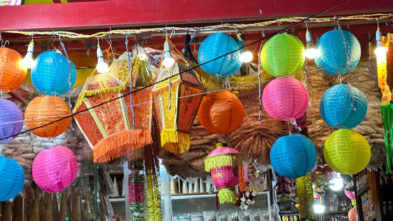 ಬೆಳಕಿನ ಹಬ್ಬದ ಅಲಂಕಾರಕ್ಕೆ ಲಗ್ಗೆ ಇಟ್ಟ ಆಕಾಶ ದೀಪಗಳು