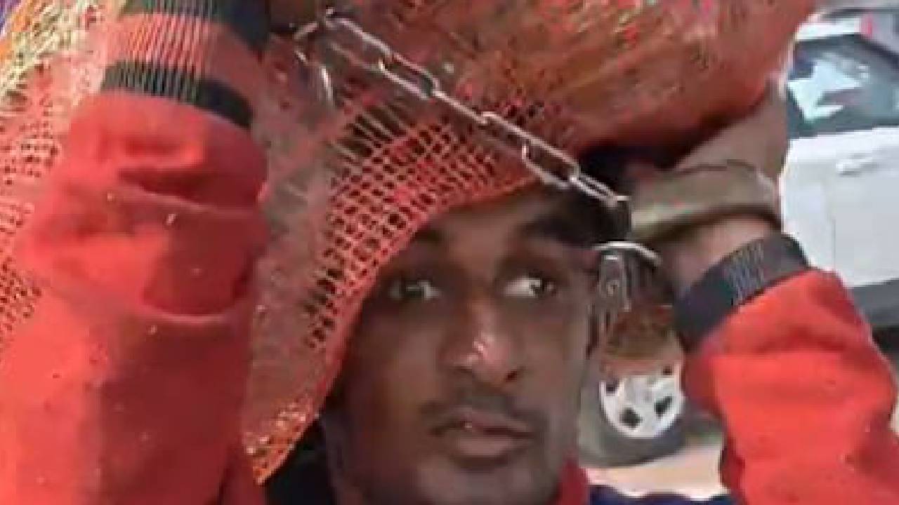 ಕೈಕಾಲುಗಳಿಗೆ ಸಂಕೋಲೆ ಬಿಗಿದಿದ್ದರೂ ದುಡಿವ ಕಾರ್ಮಿಕ