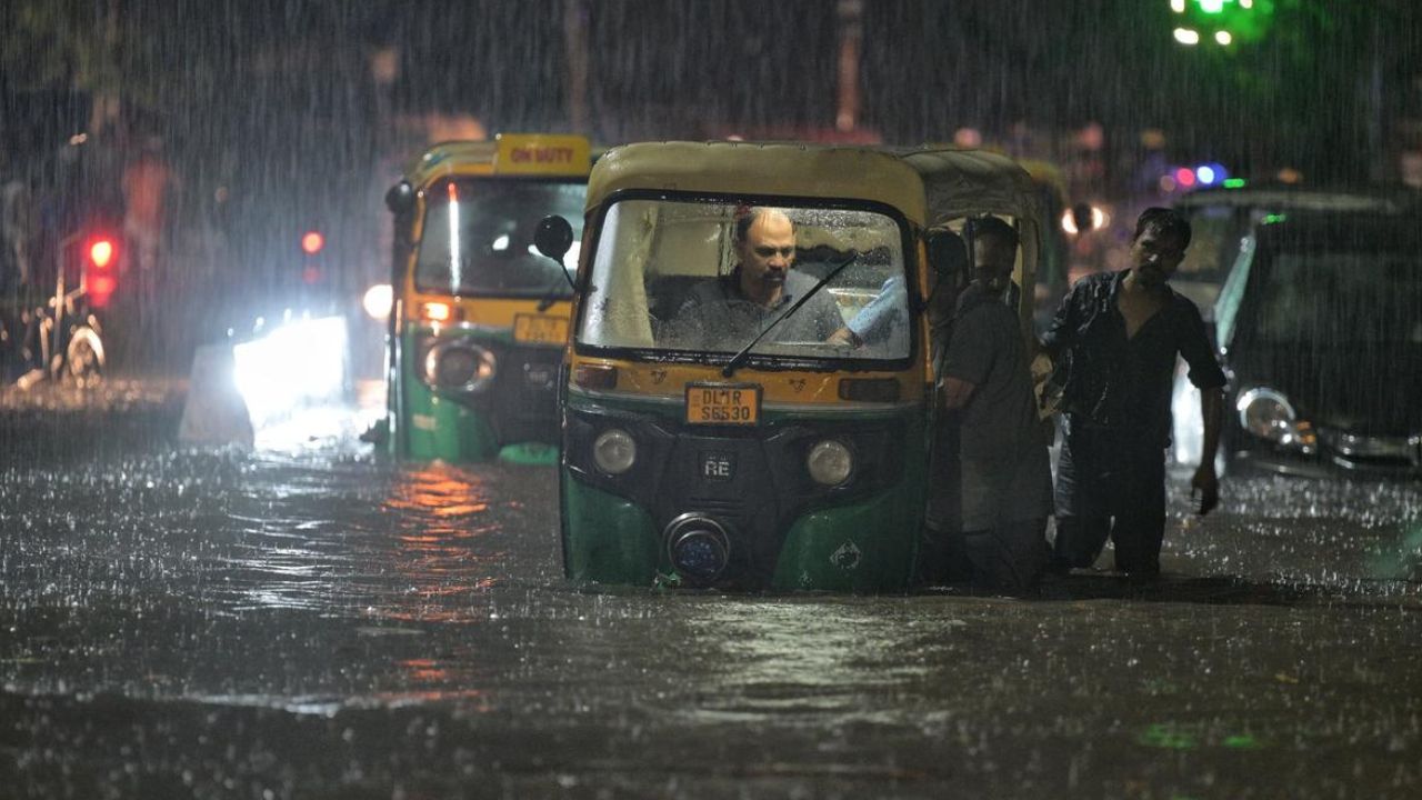 ದೆಹಲಿಯಲ್ಲಿ ಭಾರಿ ಮಳೆ: ಜಲಾವೃತ ರಸ್ತೆಗಳು, ಸಂಚಾರ ಅಸ್ತವ್ಯಸ್ತ