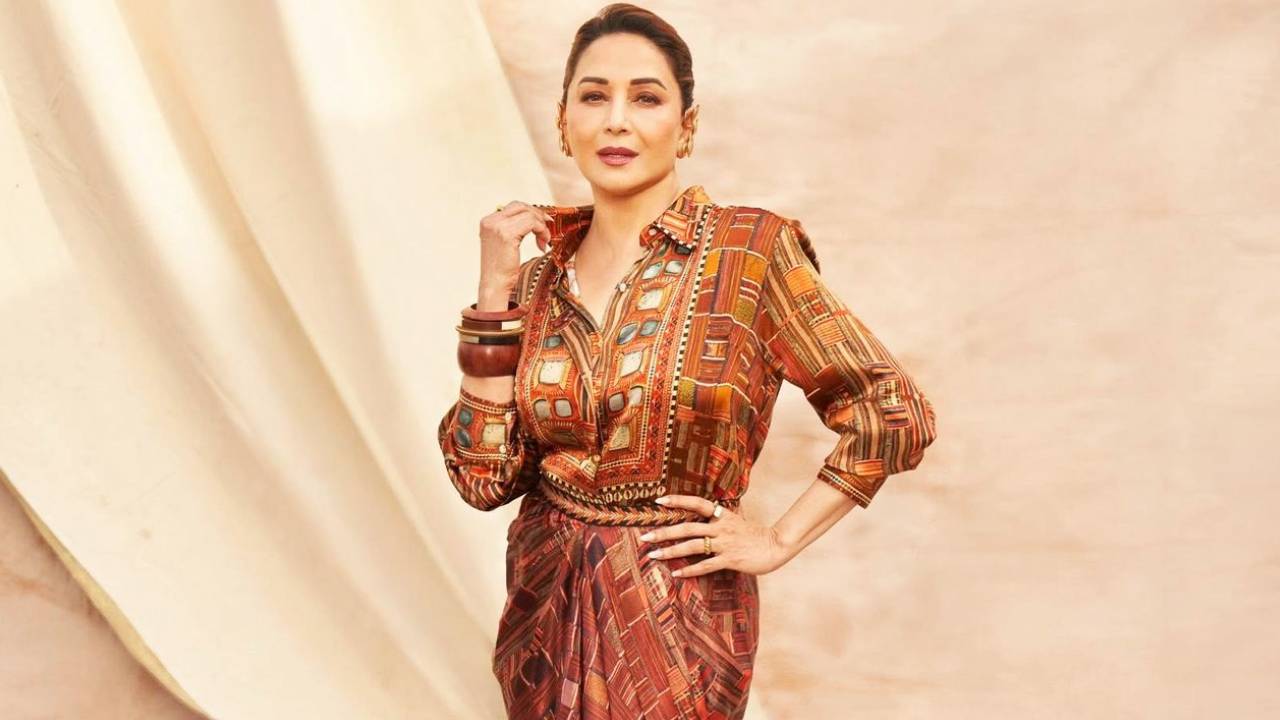 Star Fashion 2025: 50 ವರ್ಷ ದಾಟಿದರೂ ಡ್ರೇಪ್ಡ್ ಸ್ಕರ್ಟ್‌ನಲ್ಲಿ ಯುವತಿಯಂತೆ ಕಂಡ ಮಾಧುರಿ ದೀಕ್ಷಿತ್‌ - Image 4