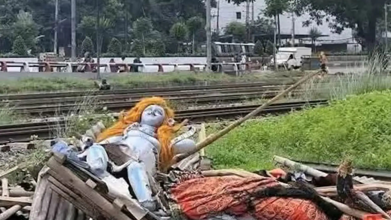 ಢಾಕಾದಲ್ಲಿ ದೇವಾಲಯ ಧ್ವಂಸ, ಹಿಂದೂಗಳನ್ನು ರಕ್ಷಿಸುವಂತೆ ಭಾರತ ಒತ್ತಾಯ