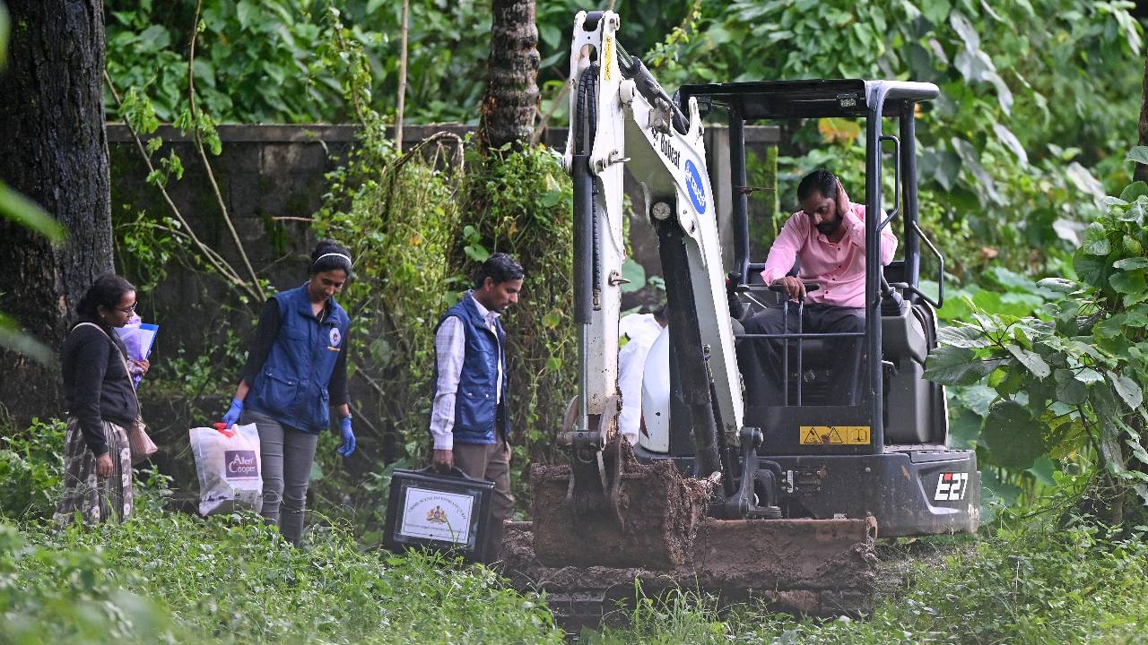 Dharmasthala: ಧರ್ಮಸ್ಥಳ ಪ್ರಕರಣ; ಫಸ್ಟ್ ಸ್ಪಾಟ್‌ನಲ್ಲಿ ದೊರೆತ ಎಟಿಎಂ ಗುರುತು ಪತ್ತೆ; ಆತ ಸಾವನಪ್ಪಿದ್ದು ಜಾಂಡಿಸ್‌ನಿಂದ ಎಂದ ಅಧಿಕಾರಿಗಳು