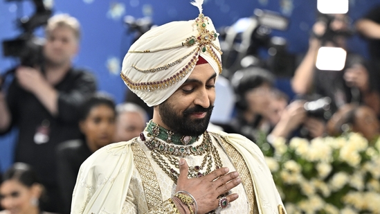 Met Gala 2025: ಮೆಟ್ ಗಾಲಾ 2025ರಲ್ಲಿ ಮಿಂಚಿದ ಭಾರತೀಯ ತಾರೆಗಳು; ಕಿಂಗ್ ಖಾನ್ ಎಂಟ್ರಿಗೆ ಎಲ್ಲರೂ ಫಿದಾ - Image 4