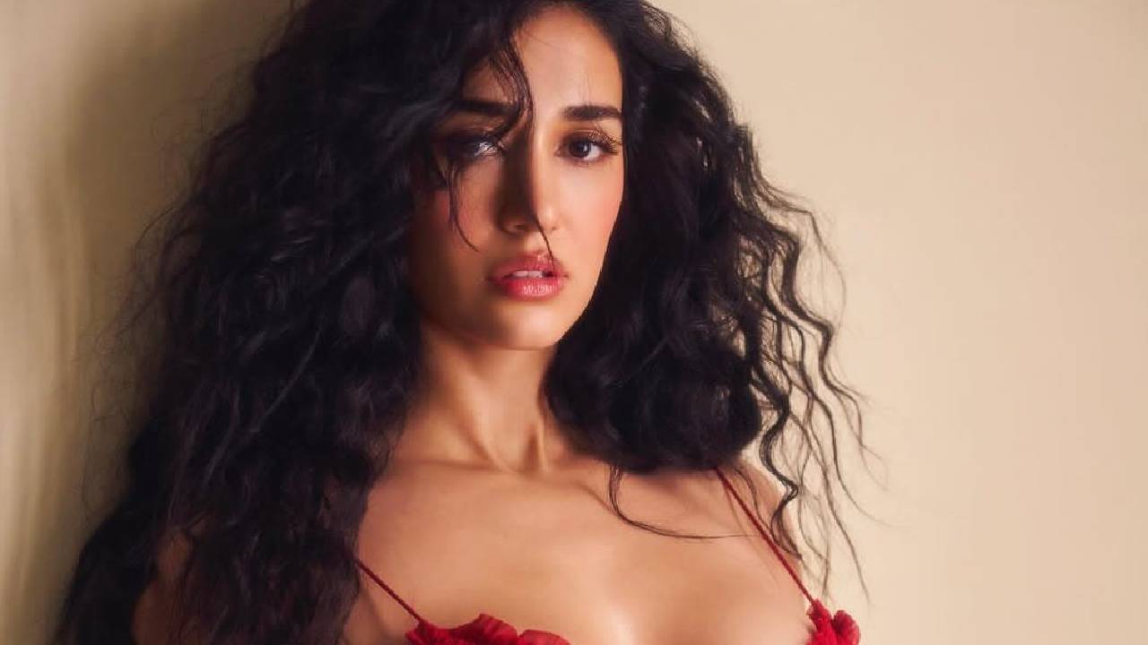 Disha Patani: ಬ್ಯಾಕ್ಲೆಸ್ ಪೋಸ್ ಕೊಟ್ಟು ಪಡ್ಡೆ ಹುಡುಗರ ನಿದ್ದೆ ಕದ್ದ ದಿಶಾ ಪಟಾನಿ; ಬ್ಯೂಟಿ ಕ್ವೀನ್ ಎಂದ ನೆಟ್ಟಿಗರು - Image 5