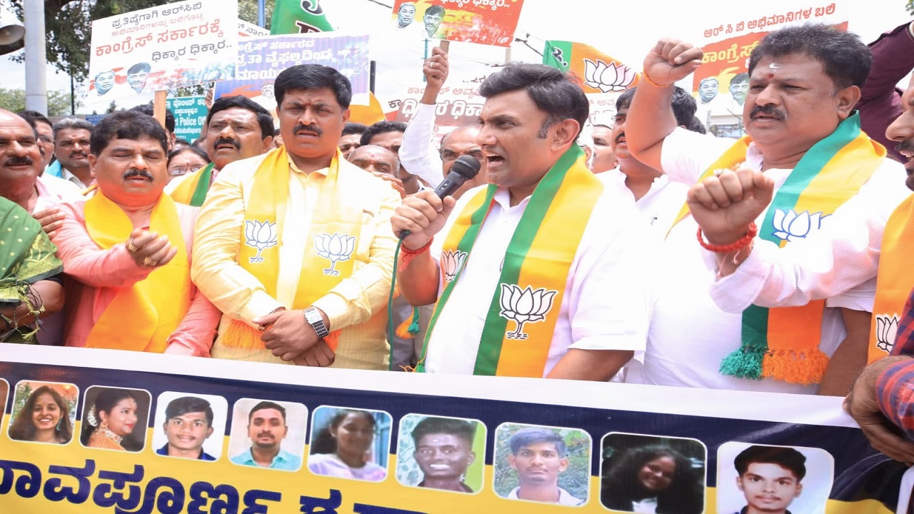 ಆರ್‌ಸಿಬಿ 11 ಜನರ ಸಾವಿಗೆ ಕಾರಣರಾದ ಸಿಎಂ, ಡಿಸಿಎಂ ರಾಜೀನಾಮೆಗೆ ಆಗ್ರಹಿಸಿ ಸಂಸದ ಡಾ.ಕೆ.ಸುಧಾಕರ್ ನೇತೃತ್ವದಲ್ಲಿ ಬೃಹತ್ ಪ್ರತಿಭಟನೆ