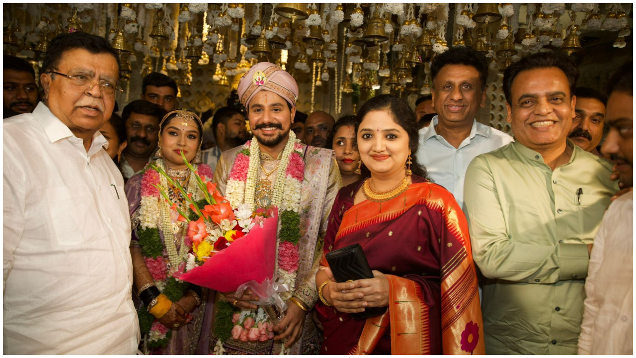 Photos: ಅರಮನೆ ಮೈದಾನದಲ್ಲಿ ʻಗತ ವೈಭವʼ ಹೀರೋ ದುಷ್ಯಂತ್ - ರಚನಾ ಕಲ್ಯಾಣ: ರಾಜಕೀಯ-ಸಿನಿ ಗಣ್ಯರ ಸಮ್ಮುಖದಲ್ಲಿ ಅದ್ದೂರಿ ಮದುವೆ - Image 11