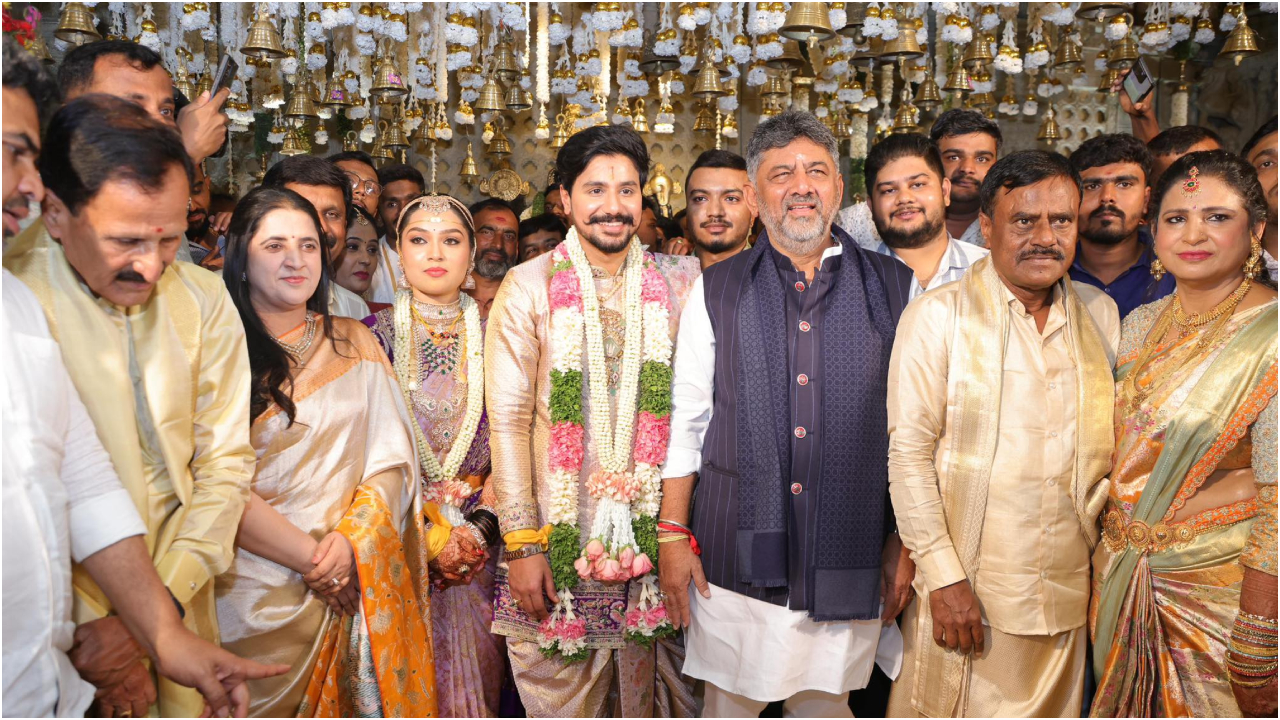 Photos: ಅರಮನೆ ಮೈದಾನದಲ್ಲಿ ʻಗತ ವೈಭವʼ ಹೀರೋ ದುಷ್ಯಂತ್ - ರಚನಾ ಕಲ್ಯಾಣ: ರಾಜಕೀಯ-ಸಿನಿ ಗಣ್ಯರ ಸಮ್ಮುಖದಲ್ಲಿ ಅದ್ದೂರಿ ಮದುವೆ - Image 10