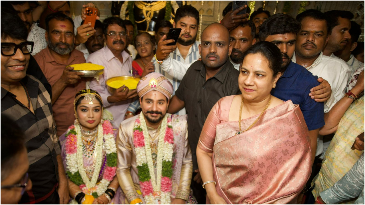 Photos: ಅರಮನೆ ಮೈದಾನದಲ್ಲಿ ʻಗತ ವೈಭವʼ ಹೀರೋ ದುಷ್ಯಂತ್ - ರಚನಾ ಕಲ್ಯಾಣ: ರಾಜಕೀಯ-ಸಿನಿ ಗಣ್ಯರ ಸಮ್ಮುಖದಲ್ಲಿ ಅದ್ದೂರಿ ಮದುವೆ - Image 2