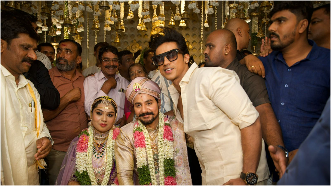 Photos: ಅರಮನೆ ಮೈದಾನದಲ್ಲಿ ʻಗತ ವೈಭವʼ ಹೀರೋ ದುಷ್ಯಂತ್ - ರಚನಾ ಕಲ್ಯಾಣ: ರಾಜಕೀಯ-ಸಿನಿ ಗಣ್ಯರ ಸಮ್ಮುಖದಲ್ಲಿ ಅದ್ದೂರಿ ಮದುವೆ - Image 3