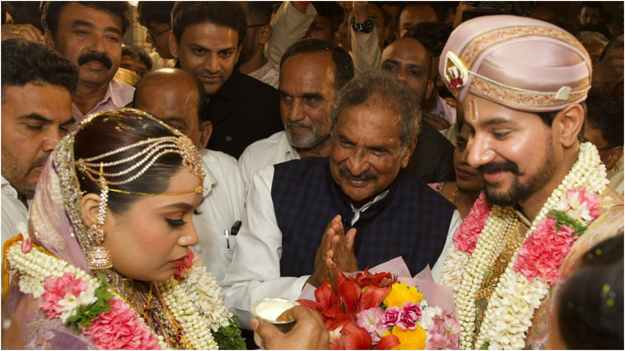 Photos: ಅರಮನೆ ಮೈದಾನದಲ್ಲಿ ʻಗತ ವೈಭವʼ ಹೀರೋ ದುಷ್ಯಂತ್ - ರಚನಾ ಕಲ್ಯಾಣ: ರಾಜಕೀಯ-ಸಿನಿ ಗಣ್ಯರ ಸಮ್ಮುಖದಲ್ಲಿ ಅದ್ದೂರಿ ಮದುವೆ - Image 6