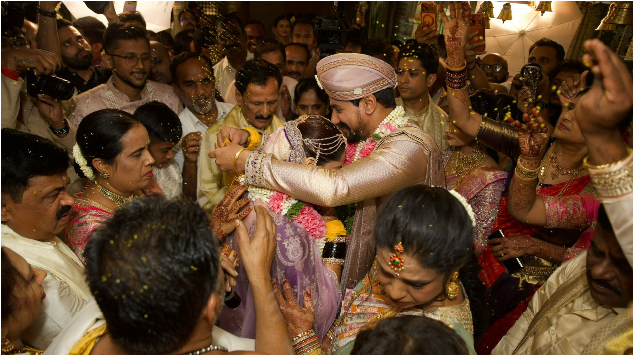 Photos: ಅರಮನೆ ಮೈದಾನದಲ್ಲಿ ʻಗತ ವೈಭವʼ ಹೀರೋ ದುಷ್ಯಂತ್ - ರಚನಾ ಕಲ್ಯಾಣ: ರಾಜಕೀಯ-ಸಿನಿ ಗಣ್ಯರ ಸಮ್ಮುಖದಲ್ಲಿ ಅದ್ದೂರಿ ಮದುವೆ - Image 7