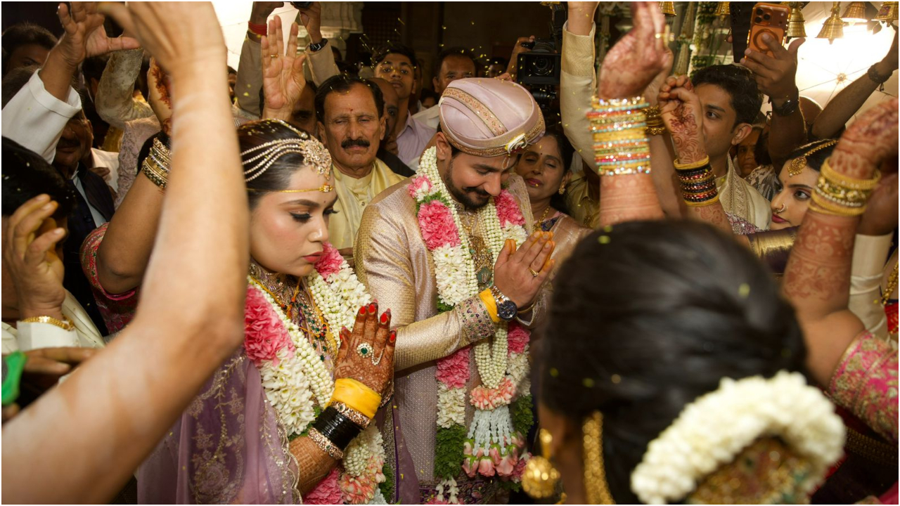 Photos: ಅರಮನೆ ಮೈದಾನದಲ್ಲಿ ʻಗತ ವೈಭವʼ ಹೀರೋ ದುಷ್ಯಂತ್ - ರಚನಾ ಕಲ್ಯಾಣ: ರಾಜಕೀಯ-ಸಿನಿ ಗಣ್ಯರ ಸಮ್ಮುಖದಲ್ಲಿ ಅದ್ದೂರಿ ಮದುವೆ - Image 8