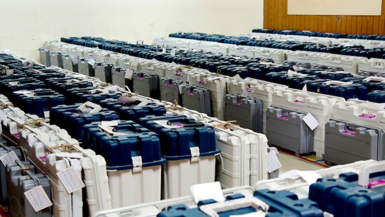 ಕಾರಿನಲ್ಲಿ ಪತ್ತೆಯಾಯ್ತು ಇವಿಎಂ!