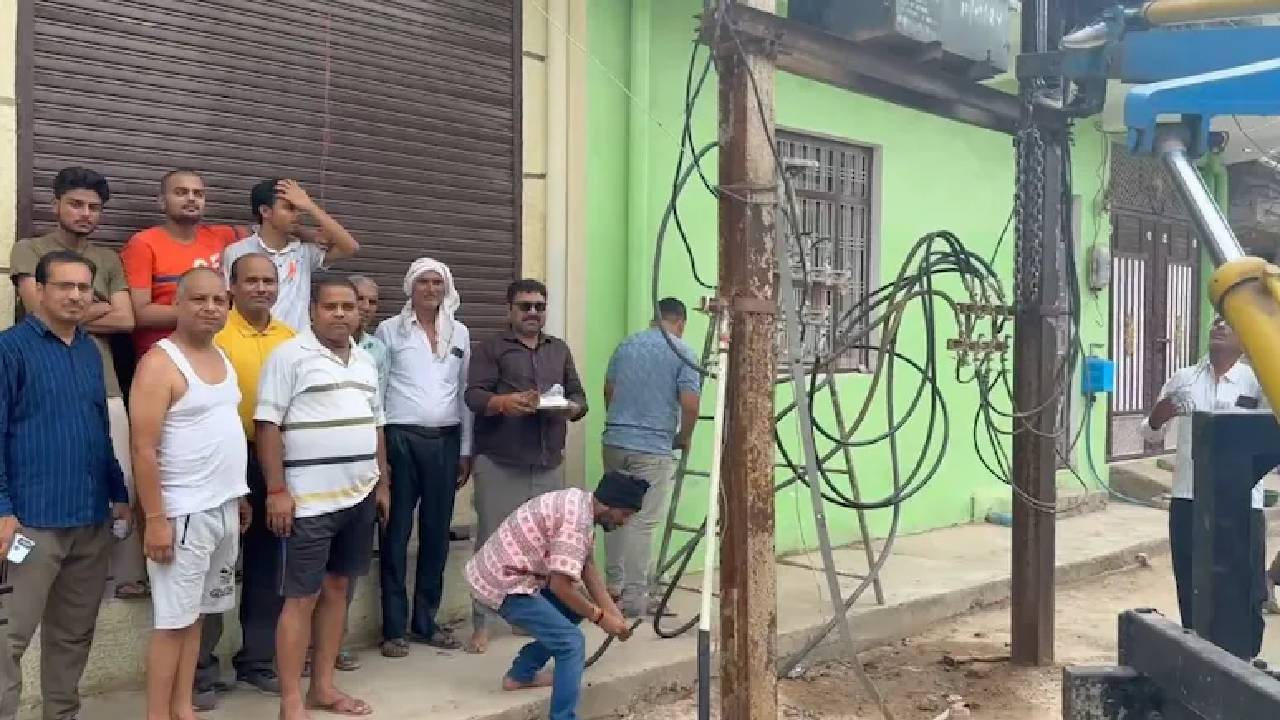 ಟ್ರಾನ್ಸ್ಫಾರ್ಮರ್ಗೆ ಪೂಜೆ ಮಾಡಿದ ನಾಗರಿಕರು; ಇದರ ಹಿಂದಿದೆ ಅಚ್ಚರಿಯ ಕಾರಣ