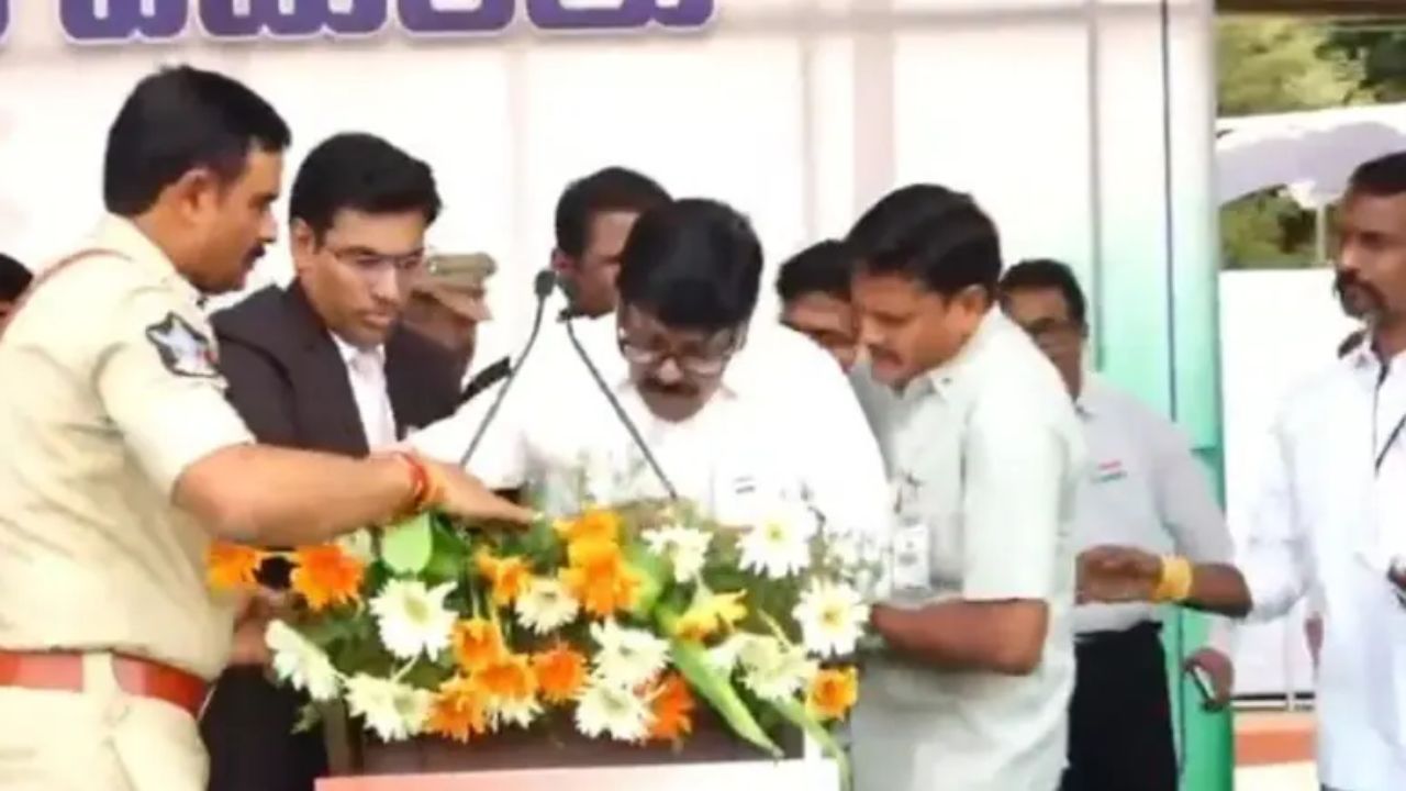 ಭಾಷಣದ ವೇಳೆ ಕುಸಿದುಬಿದ್ದ ದತ್ತಿ ಸಚಿವ ಅನಮ್ ರಾಮನಾರಾಯಣ ರೆಡ್ಡಿ