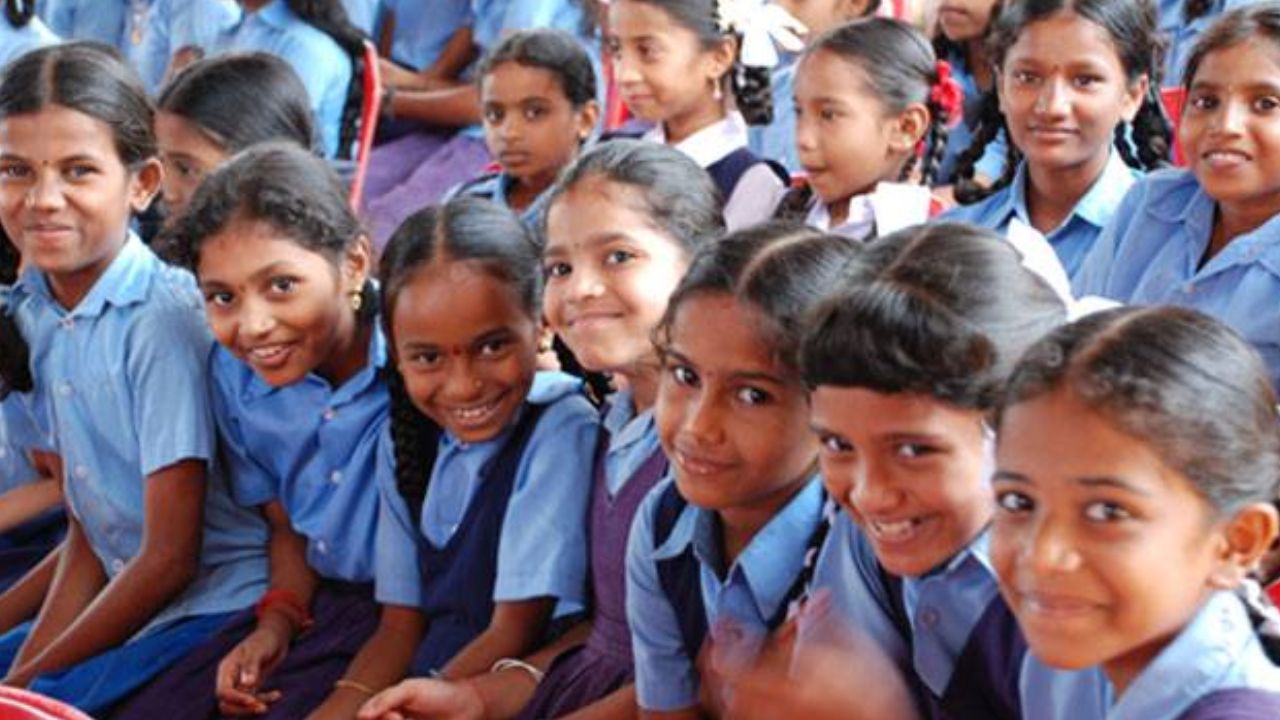 English Medium classes: ಗ್ರಾಮೀಣ ವಿದ್ಯಾರ್ಥಿಗಳಿಗೆ ಗುಡ್‌ ನ್ಯೂಸ್‌; 4134 ಸರ್ಕಾರಿ ಶಾಲೆಗಳಲ್ಲಿ ಆಂಗ್ಲ ಮಾಧ್ಯಮ ತರಗತಿ ಆರಂಭಕ್ಕೆ ಸರ್ಕಾರ ಆದೇಶ