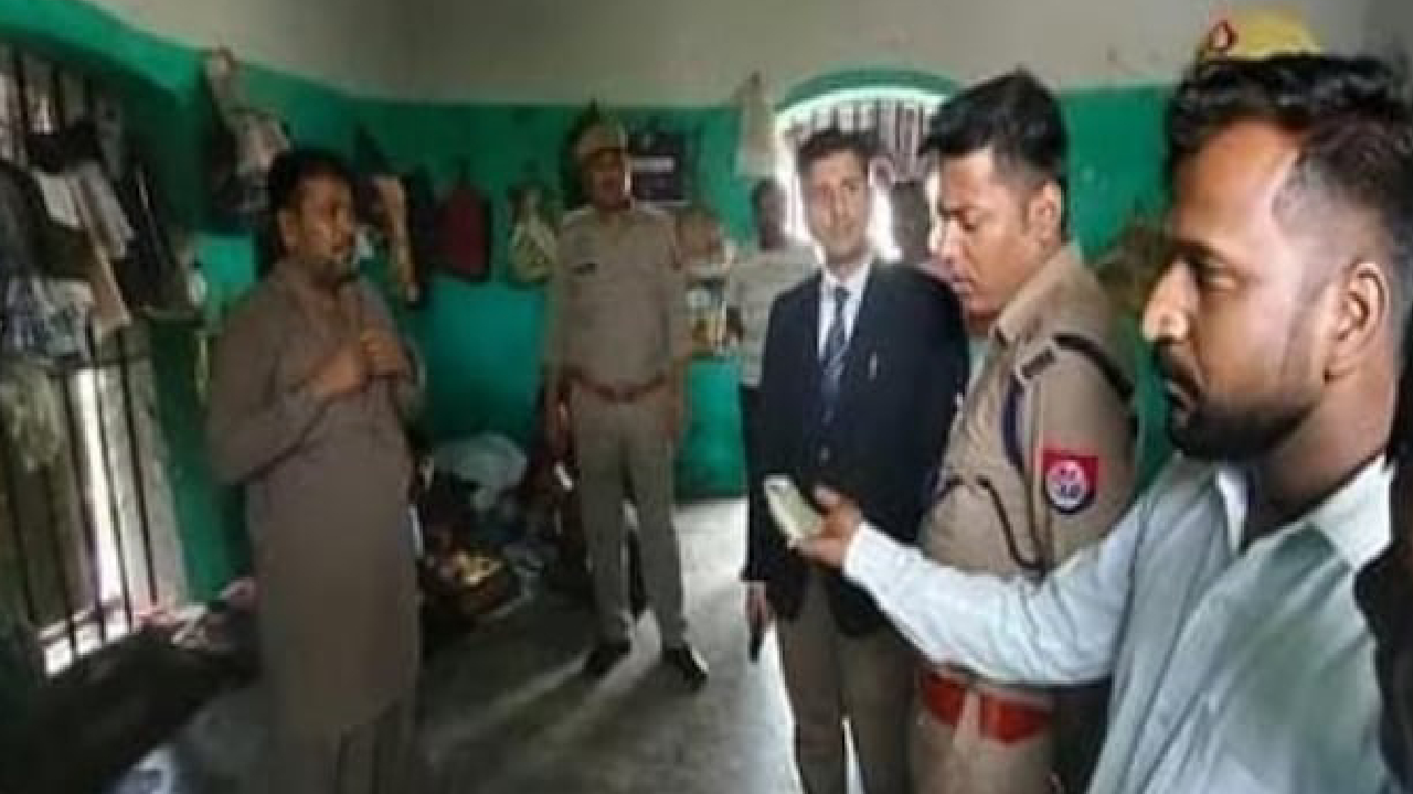 ಜೈಲಿನಲ್ಲಿರುವ ಮಾಜಿ ಸಂಸದರ ಬ್ಯಾರಕ್ ಮೇಲೆ ದಾಳಿ