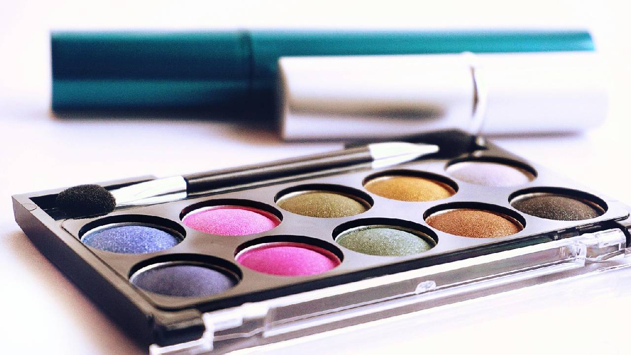 Eye Makeup 2025: ಕಣ್ಣಿಗೆ ಐ ಶ್ಯಾಡೋ ಹಚ್ಚುವ ಮುನ್ನ ತಿಳಿದುಕೊಳ್ಳಬೇಕಾದ 5 ಸಂಗತಿಗಳು - Image 1