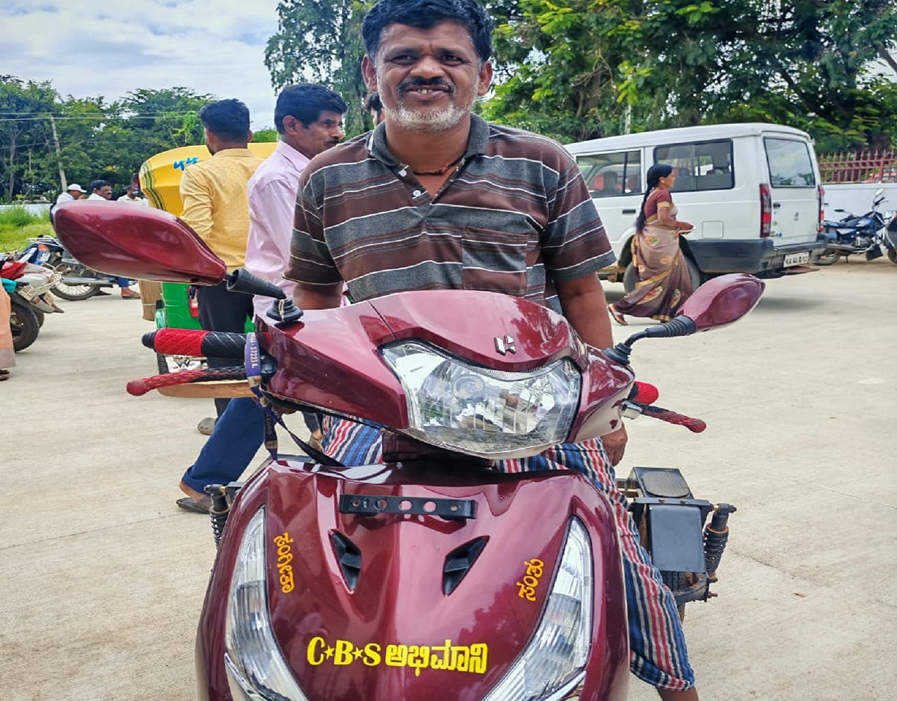 ತಮ್ಮ ವಾಹನಕ್ಕೆ ಶಾಸಕರ ಹೆಸರಿಟ್ಟ ಅಭಿಮಾನಿ !