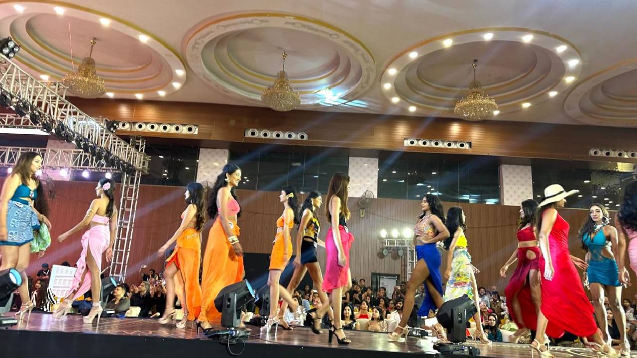 Fashion Ramp Show Trend: ಫ್ಯಾಷನ್ ರ್ಯಾಂಪ್ ಶೋಗಳಲ್ಲಿ ಟ್ರೆಂಡಿಯಾಯ್ತು ವಾಕ್, ಡಾನ್ಸ್ ಕಾನ್ಸೆಪ್ಟ್ - Image 4