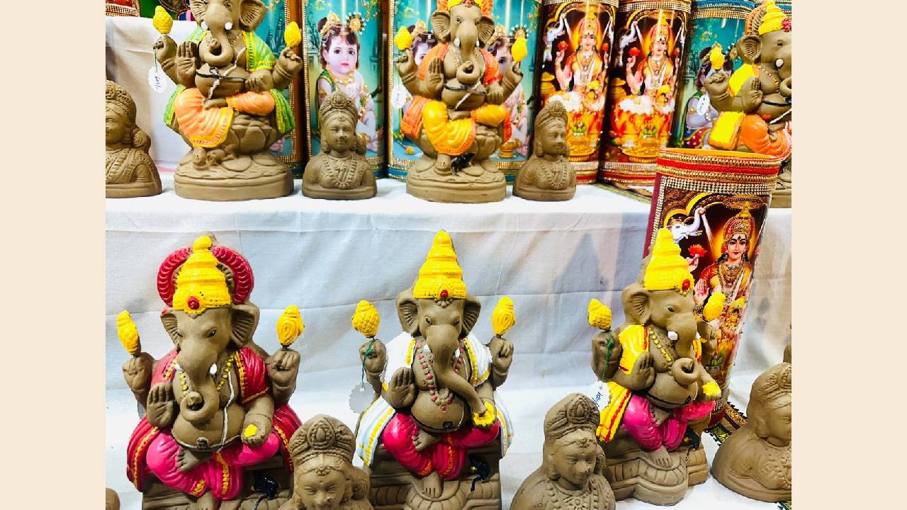 Festival Trend 2025: ಮಾರುಕಟ್ಟೆಗೆ ಲಗ್ಗೆ ಇಟ್ಟ ಇಕೋ ಫ್ರೆಂಡ್ಲಿ ಗೌರಿ-ಗಣೇಶ ಮೂರ್ತಿಗಳು - Image 3