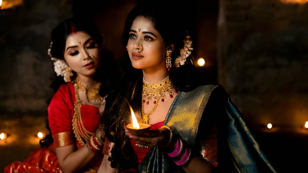 Festive Makeup Ideas 2025: ಗೌರಿ ಹಬ್ಬದ ಅತ್ಯಾಕರ್ಷಕ ಮೇಕಪ್‌ಗೆ ಇಲ್ಲಿದೆ 5 ಸಿಂಪಲ್ ಐಡಿಯಾ - Image 1