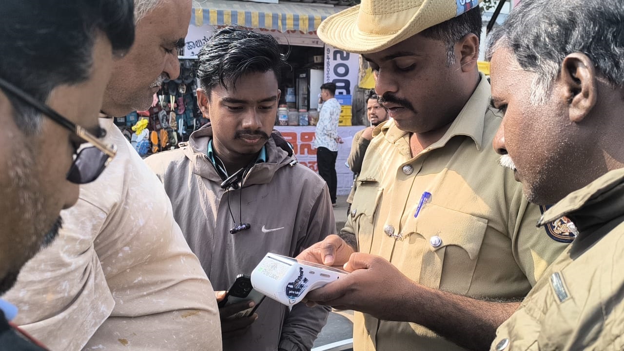 Compulsary Helmet: ಹೆಲ್ಮೆಟ್‌ ಧರಿಸದ ವಾಹನ ಸವಾರರಿಂದ ದಂಡ ವಸೂಲಿ