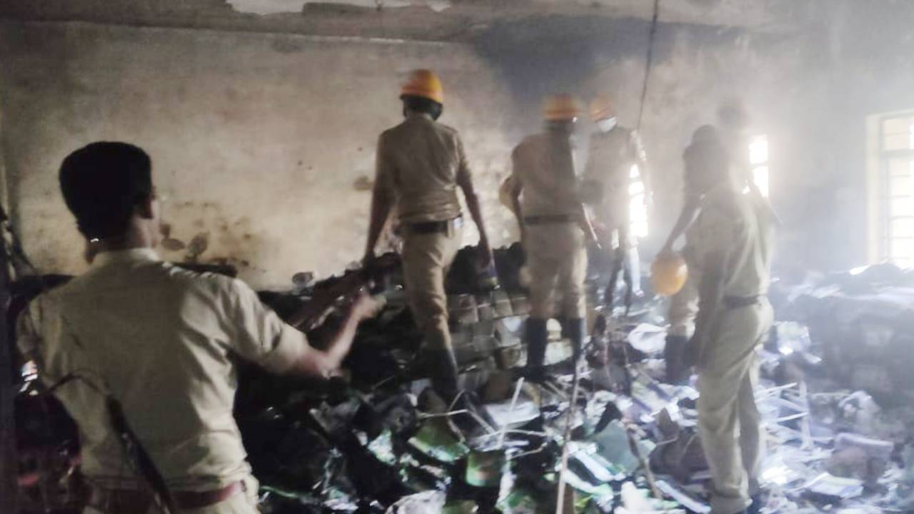 Fire Accident: ಆಳಂದದಲ್ಲಿ ಪುಸ್ತಕ ಗೋದಾಮಿಗೆ ಬೆಂಕಿ; ಕೋಟ್ಯಂತರ ರೂ. ಮೌಲ್ಯದ ಪಠ್ಯ ಪುಸ್ತಕಗಳು ಸುಟ್ಟು ಭಸ್ಮ