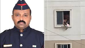 3ನೇ ಅಂತಸ್ತಿನಲ್ಲಿ ನೇತಾಡ್ತಿದ್ದ ಬಾಲಕಿಯನ್ನು ರಕ್ಷಿಸಿದ ಫೈರ್ ಮ್ಯಾನ್